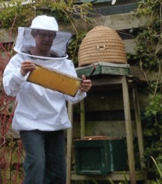 Imker Marga Lont op bezoek in bibliotheek Langedijk