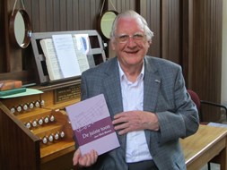 Dick Barten met zijn nieuwe boek: De juiste toon