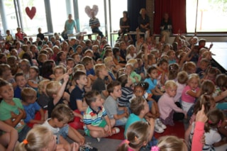 Alle kinderen kijken toe om het resultaat te horen
