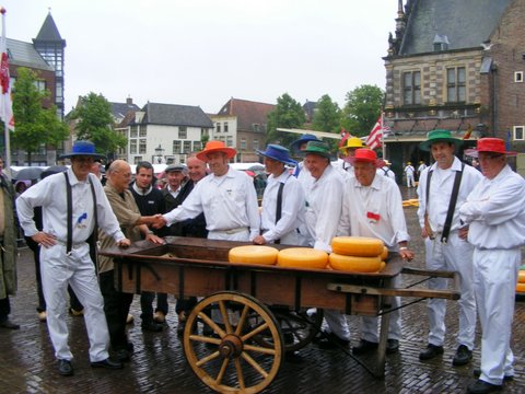 Nieuwe oude handkarren voor de kaasdragers