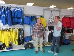 Veel kleding om te passen en te bekijken in de showroom