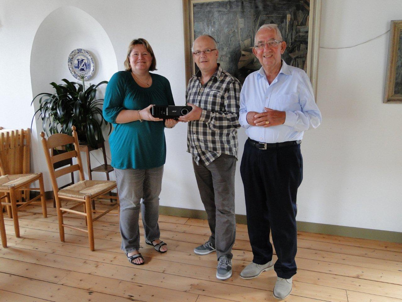 St. Lief Langedijk verrast Stichting Langedijker Verleden met beamer