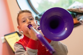 Instrumenten uitproberen in De Binding (foto Richard Rood)
