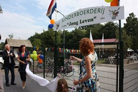 Het doek is weggetrokken en het nieuwe naambord is te zien
