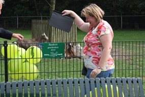 Marieke Neesen onthult het bordje