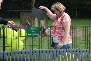 Marieke Neesen onthult het bordje