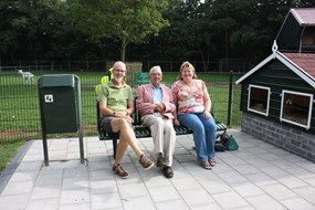 De bestuursleden van St. Lief Langedijk op de nieuwe zitbank