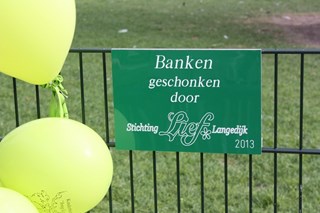 Het bordje bij de zitbanken