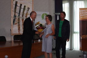 Joke Tanja van Sari Fair Fashion wordt gefeliciteerd door burgemeester Cornelisse