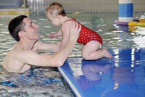 Baby/Peuterlessen in zwembad Duikerdel (foto Marjolein Ansink)