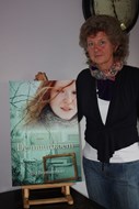 Afra Beemsterboer met haar 8e boek: De Muurbloem