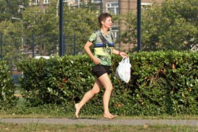 Anne van Dalen loopt een jaar door Nederland en zamelt zwerfafval in (foto annelooptlangzaamhard.nl)