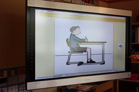 De juiste schrijfhouding wordt via een filmpje getoond