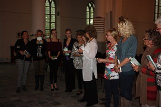 Afra Beemsterboer spreekt de genodigden toe