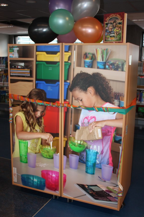 Stichting Lief Langedijk geeft hobby trolley aan bibliotheek Langedijk