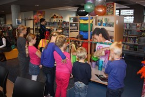 De kinderen staan klaar om met de hobby trolley te werken
