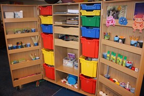 De geopende hobby trolley van bibliotheek Langedijk
