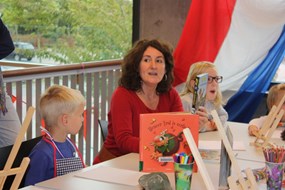 Jeugdbibliothecaresse Karen Jaspers met boeken over trollen