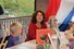 Jeugdbibliothecaresse Karen Jaspers met boeken over trollen