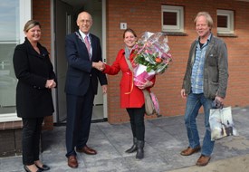 v.r.n.l. Kees Kwadijk (dir. WBV), Jolien Kuin (1e bewoonster), burg. Cornelisse en S. Appelman 