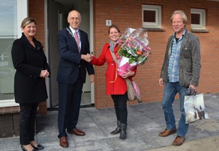v.r.n.l. Kees Kwadijk (dir. WBV), Jolien Kuin (1e bewoonster), burg. Cornelisse en S. Appelman 