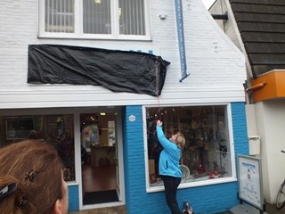 Onthulling van het bord (foto’s Bert Schuller)