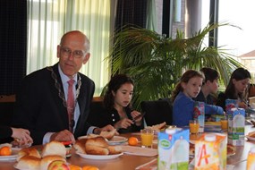 Gezamenlijk ontbijten op het gemeentehuis