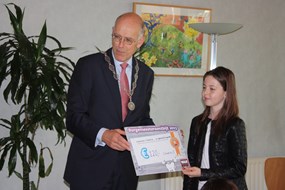 Overhandiging van de cheque aan Sarah