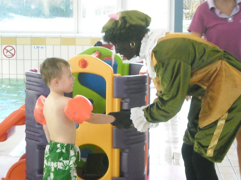Zwarte Pietenmiddag in zwembad Duikerdel
