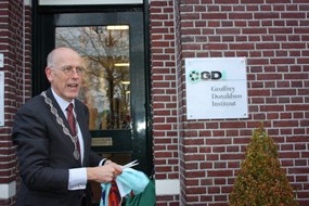 Opening van het Geoffrey Donaldson Instituut door burgemeester Cornelisse