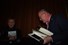Overhandiging van de ordners met 23 jaar correspondentie met Geoffrey Donaldson 