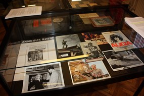Eén van de vitrinekasten van de tentoonstelling: Een ontketende passie