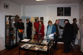 Het bekijken van de tentoonstelling