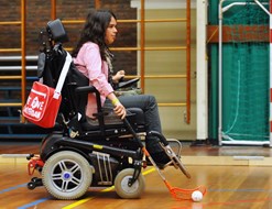 Rolstoelhockey, één van de mogelijkheden van aangepast sporten voor kinderen (foto Sportservice NH) 