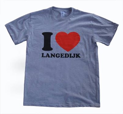 Burgemeester Hans Cornelisse van Gemeente Langedijk krijgt een I Love Langedijk T-shirt aangeboden