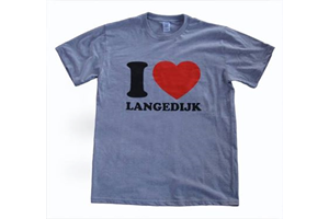 Burgemeester Hans Cornelisse van Gemeente Langedijk krijgt een I Love Langedijk T-shirt aangeboden