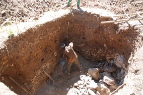 Het graven van de septictank voor het toiletgebouw