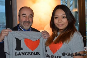 Ron Wolters kreeg I-Love-Langedijk tshirt aangeboden bij zijn afscheidsreceptie (foto Eddy Hooiveld)