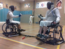 Demonstratie rolstoelschermen in Alkmaar op 9 februari (foto Sportservice Noord-Holland)