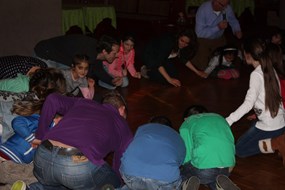 Knielend de zevensprong dansen