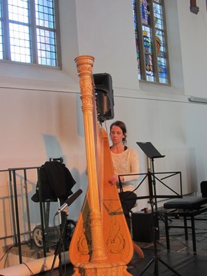 Colet Nierop op harp