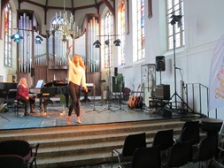 Balletdanseres Fleur test de vloer uit