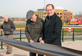 Wethouder Jan Piet Beers en Cor Schreuder, directeur van Schreuder Bouwen 