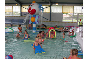 Spetterende vakantieactiviteiten in zwembad Duikerdel