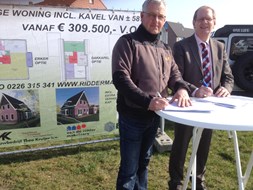 Overeenkomst getekend voor bouwkavels in Oudkarspel