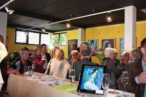 Vele uitgenodigden in de galerie