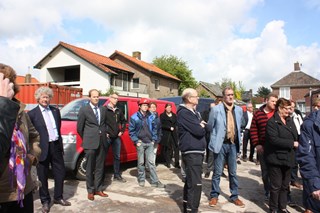 Diverse genodigden voor de eerste steenlegging
