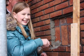 Elise Jonker mag het cement opbrengen