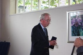 Wouter Eecen met zijn penning van verdienste van gemeente Langedijk