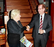 Wethouder Beers overhandigt blad ”Langedijk Leeft” 